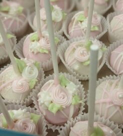 Smallcakes: Cupcakery & Creamery